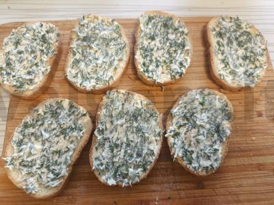 Užkandžių sumuštiniai su šprotų ir žolelėmis Žingsnis 4