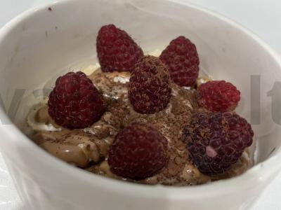 Bananų ir aviečių desertas pagrindine nuotrauka