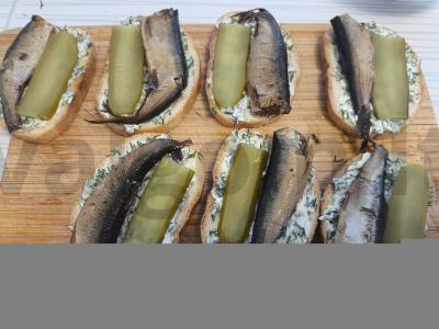 Užkandžių sumuštiniai su šprotų ir žolelėmis Žingsnis 6