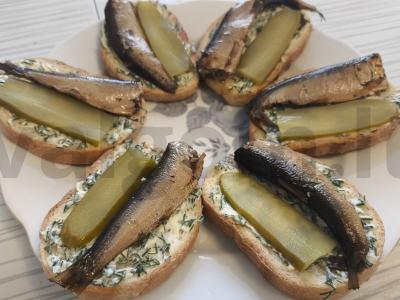 Užkandžių sumuštiniai su šprotų ir žolelėmis pagrindine nuotrauka