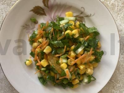 Salotas su kukurūzais, daržovėmis ir rukola pagrindine nuotrauka