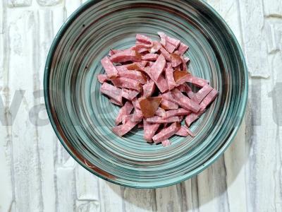 Sultingas salotas su kopūstais, dešra ir mocarela Žingsnis 1