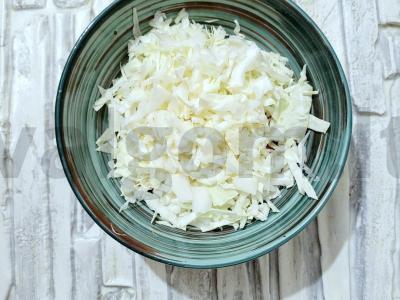 Sultingas salotas su kopūstais, dešra ir mocarela Žingsnis 2