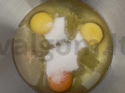 Pyragas su slyvomis ant kvietinių miltų Žingsnis 1