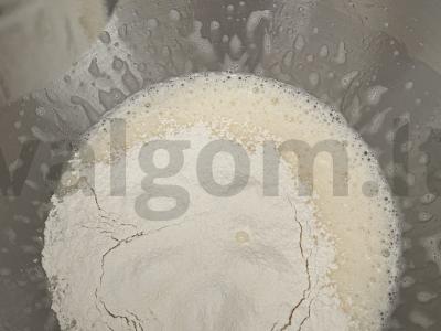 Pyragas su slyvomis ant kvietinių miltų Žingsnis 2