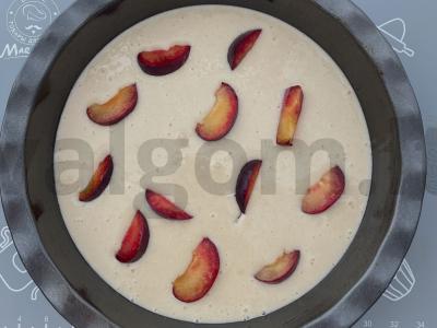 Pyragas su slyvomis ant kvietinių miltų Žingsnis 3