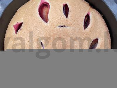 Pyragas su slyvomis ant kvietinių miltų pagrindine nuotrauka