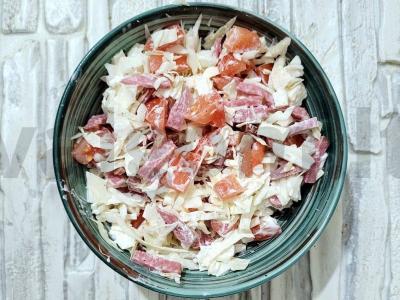 Sultingas salotas su kopūstais, dešra ir mocarela pagrindine nuotrauka