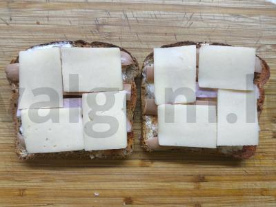 Karšti sumuštiniai su dešrelėmis ir sūriu Žingsnis 4