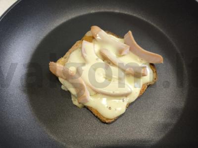 Karšti sumuštiniai su dešrelėmis ir sūriu Žingsnis 5