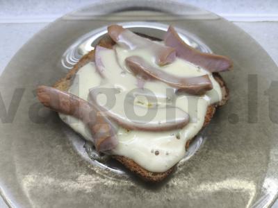 Karšti sumuštiniai su dešrelėmis ir sūriu pagrindine nuotrauka