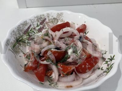 Daržovių ir uogų salotas pagrindine nuotrauka