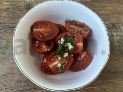 Sūdyti pomidorai su krapais ir česnaku pagrindine nuotrauka