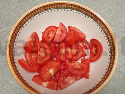 Daržovių salotos su mocarela ir alyvuogėmis Žingsnis 1