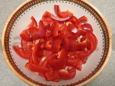 Daržovių salotos su mocarela ir alyvuogėmis Žingsnis 2