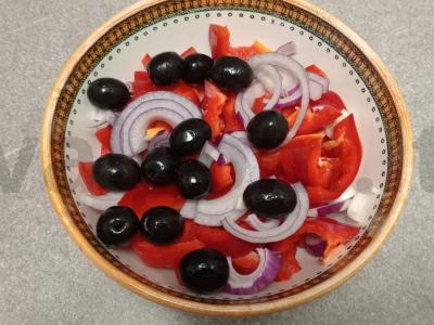 Daržovių salotos su mocarela ir alyvuogėmis Žingsnis 4