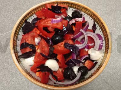 Daržovių salotos su mocarela ir alyvuogėmis Žingsnis 7