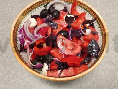 Daržovių salotos su mocarela ir alyvuogėmis pagrindine nuotrauka