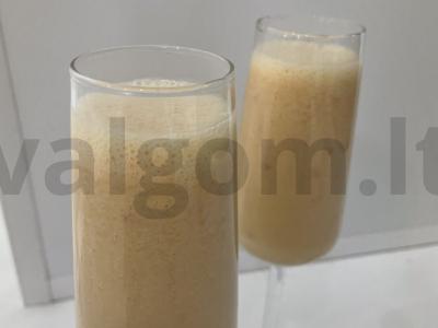 Pieno kokteilis su avietėmis ir bananų tyrė pagrindine nuotrauka