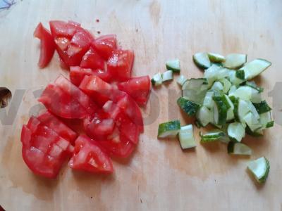 Daržovių salotas su žolelėmis ir grietinės-muštynių padažu Žingsnis 1