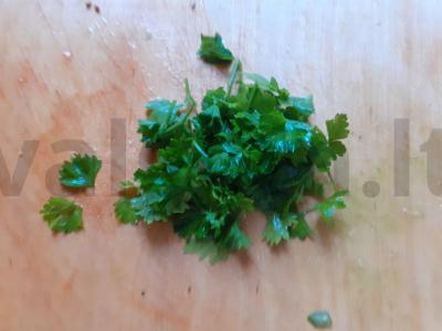 Daržovių salotas su žolelėmis ir grietinės-muštynių padažu Žingsnis 2