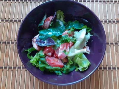 Daržovių salotas su žolelėmis ir grietinės-muštynių padažu Žingsnis 5