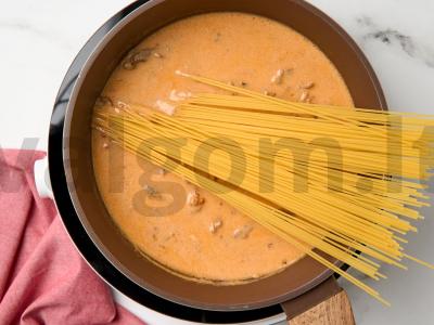 Makaronai su jautiena pomidorų-grietinėlės padaže Žingsnis 8