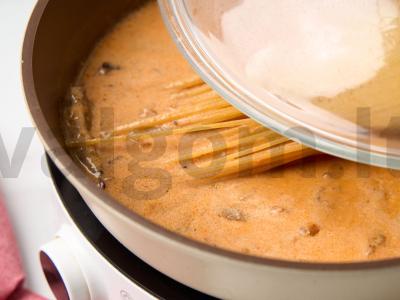 Makaronai su jautiena pomidorų-grietinėlės padaže Žingsnis 9