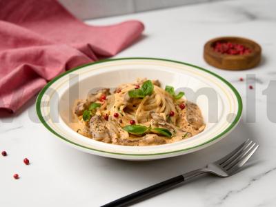 Makaronai su jautiena pomidorų-grietinėlės padaže pagrindine nuotrauka