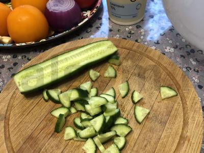 Ryškus vasaros salotas su daržovėmis ir baziliku Žingsnis 1