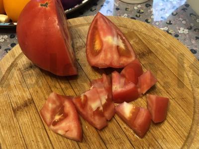 Ryškus vasaros salotas su daržovėmis ir baziliku Žingsnis 2