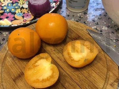 Ryškus vasaros salotas su daržovėmis ir baziliku Žingsnis 3