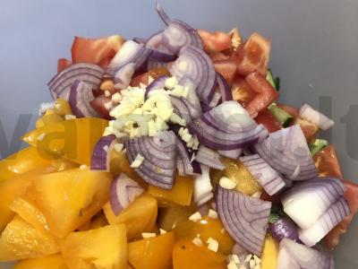 Ryškus vasaros salotas su daržovėmis ir baziliku Žingsnis 5