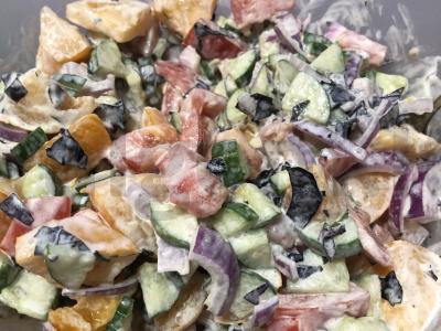 Ryškus vasaros salotas su daržovėmis ir baziliku Žingsnis 8