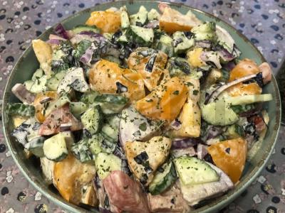 Ryškus vasaros salotas su daržovėmis ir baziliku pagrindine nuotrauka