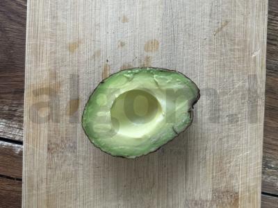 Avokadų, krevečių ir pušų riešutų užkandėlės Žingsnis 1