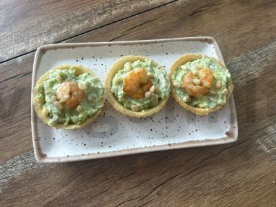 Avokadų, krevečių ir pušų riešutų užkandėlės pagrindine nuotrauka