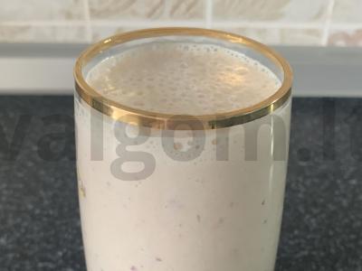 Pieno kokteilis su ledais, abrikosais, persikais pagrindine nuotrauka