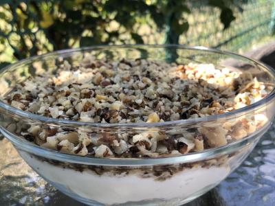 Varškės ir riešutų desertas pagrindine nuotrauka