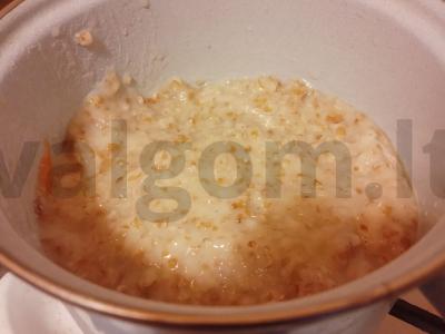 Pieninė grūdų košė su obuoliu ir morkomis. Žingsnis 1