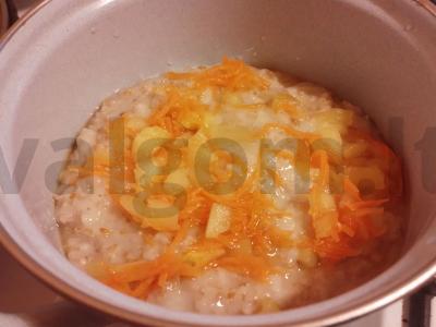 Pieninė grūdų košė su obuoliu ir morkomis. Žingsnis 4