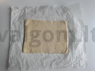 Sluoksniuota tešla su zefyrais ir avietėmis arbatai Žingsnis 1