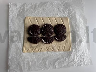 Sluoksniuota tešla su zefyrais ir avietėmis arbatai Žingsnis 2