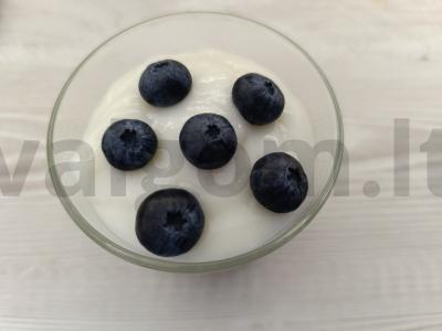 Pieninis želė su mėlynėmis pagrindine nuotrauka