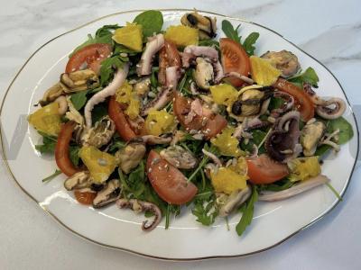 Lengvas salotas su apelsinais ir jūros gėrybėmis pagrindine nuotrauka