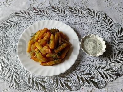 Kepta bulvė su grietinės ir majonezo padažu su žolelėmis pagrindine nuotrauka