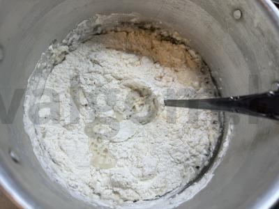 Pica su dešra ir marinuotais agurkais Žingsnis 1