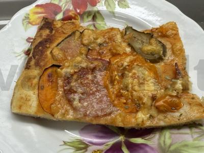 Pica su dešra ir marinuotais agurkais pagrindine nuotrauka