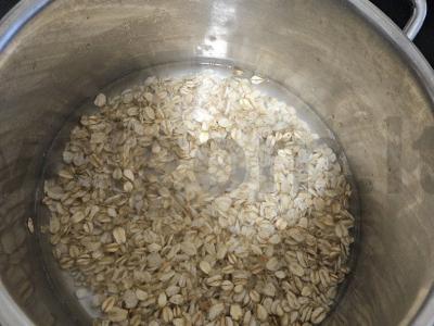 Avižinė košė su pienu ir mėlynėmis Žingsnis 1