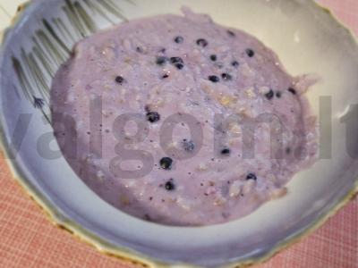 Avižinė košė su pienu ir mėlynėmis pagrindine nuotrauka